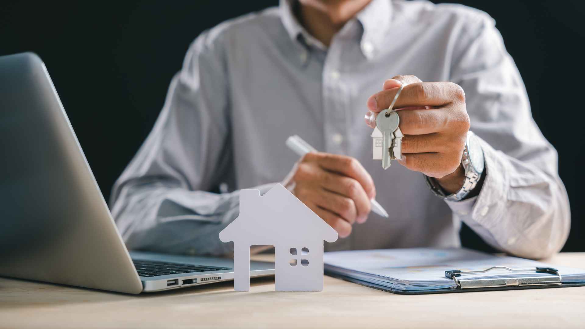 Comisión de corretaje en Chile: qué es, quién la paga y cómo no quedar pelado antes de entrar al departamento